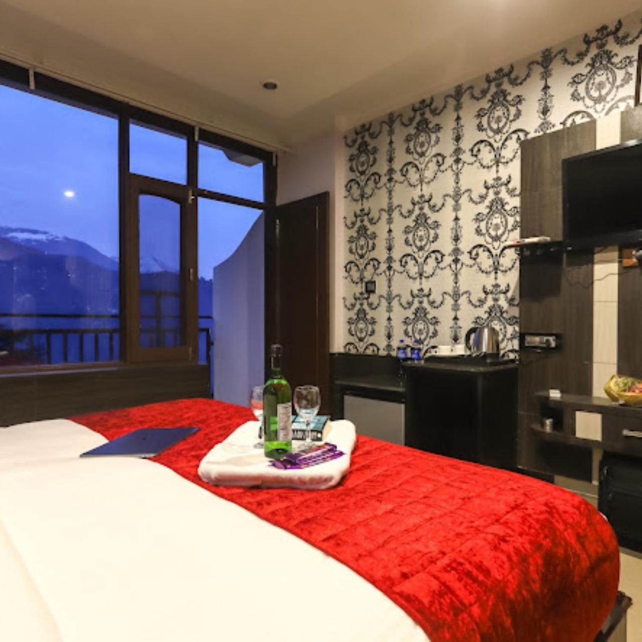 Hotel Holiday Hill, Near Mall Road, Mcleodganj# Parking#Restaurant Дармсала Экстерьер фото