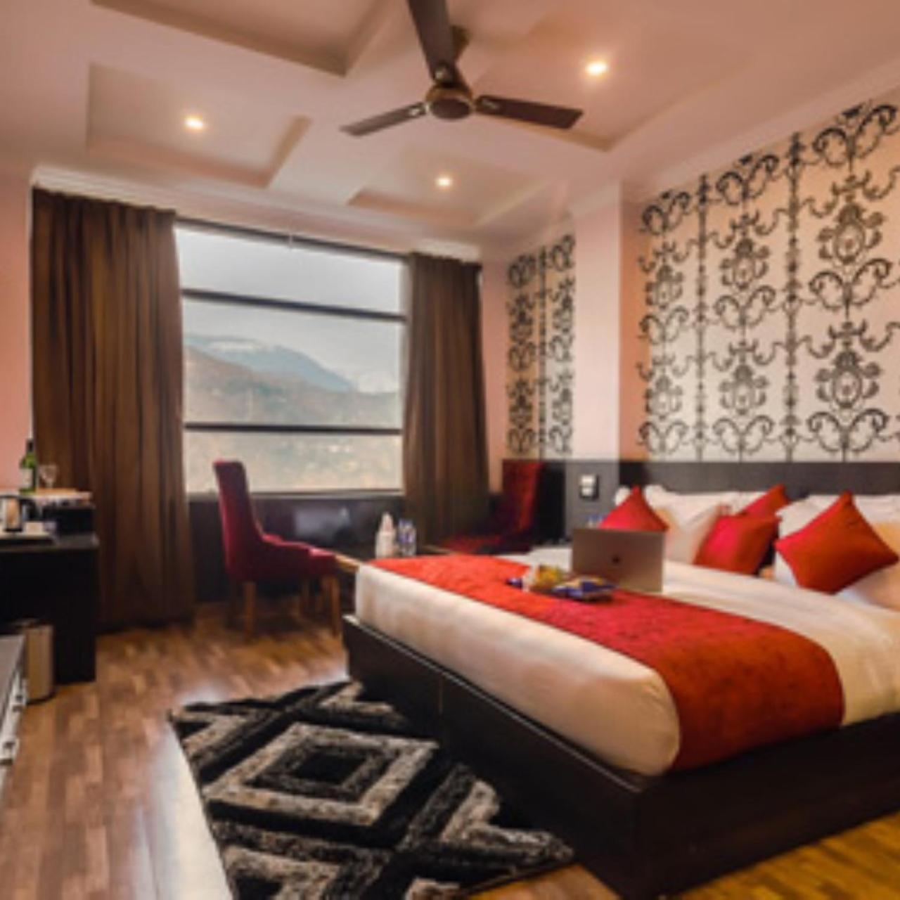 Hotel Holiday Hill, Near Mall Road, Mcleodganj# Parking#Restaurant Дармсала Экстерьер фото