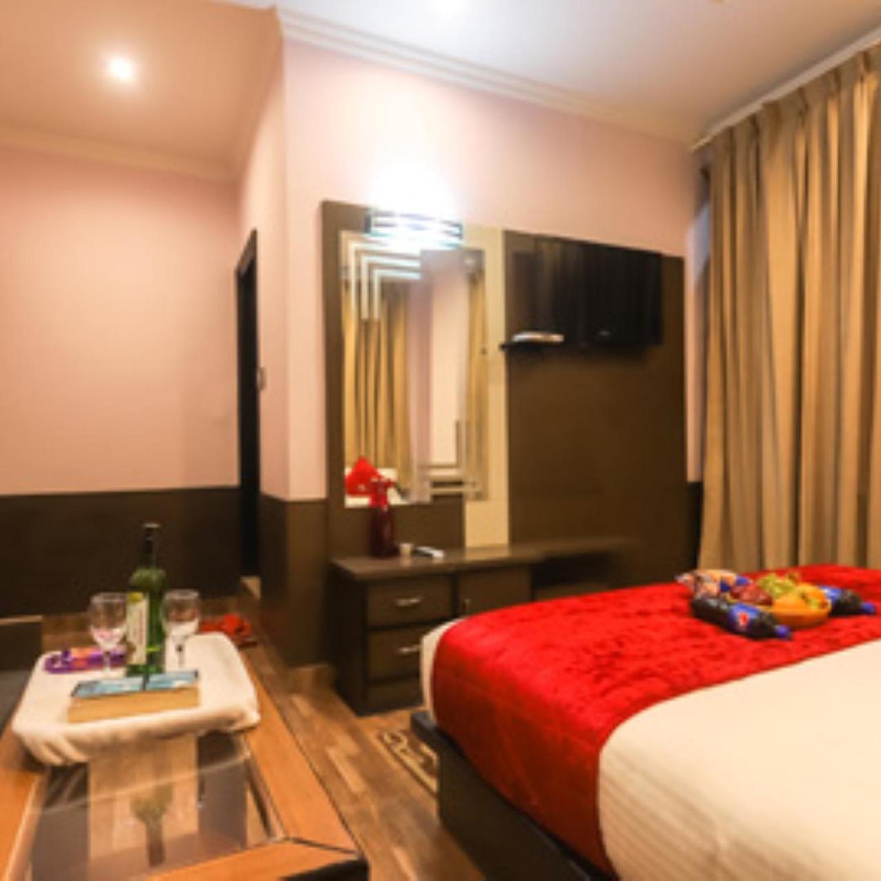 Hotel Holiday Hill, Near Mall Road, Mcleodganj# Parking#Restaurant Дармсала Экстерьер фото