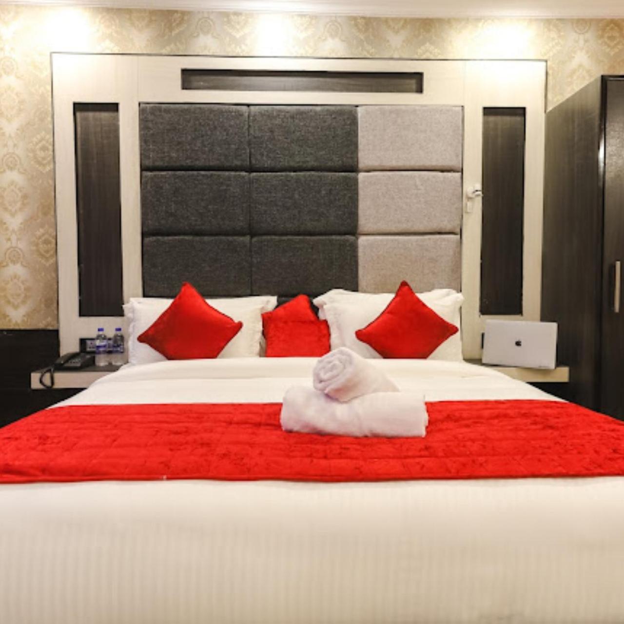 Hotel Holiday Hill, Near Mall Road, Mcleodganj# Parking#Restaurant Дармсала Экстерьер фото
