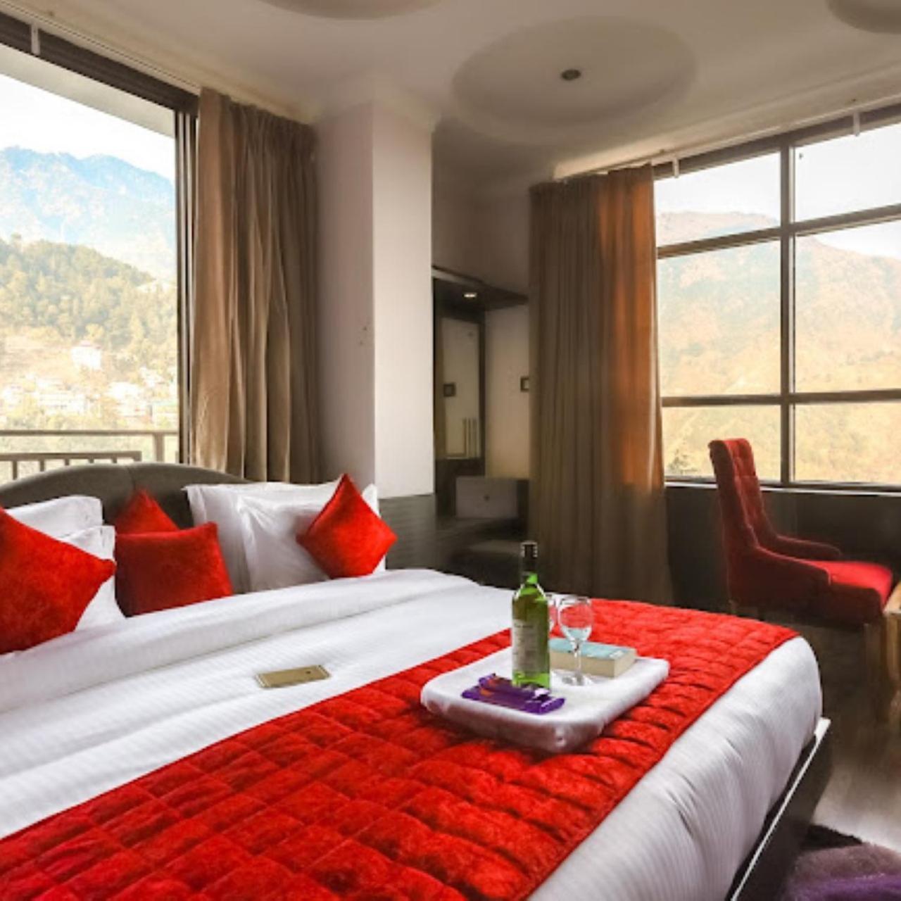 Hotel Holiday Hill, Near Mall Road, Mcleodganj# Parking#Restaurant Дармсала Экстерьер фото