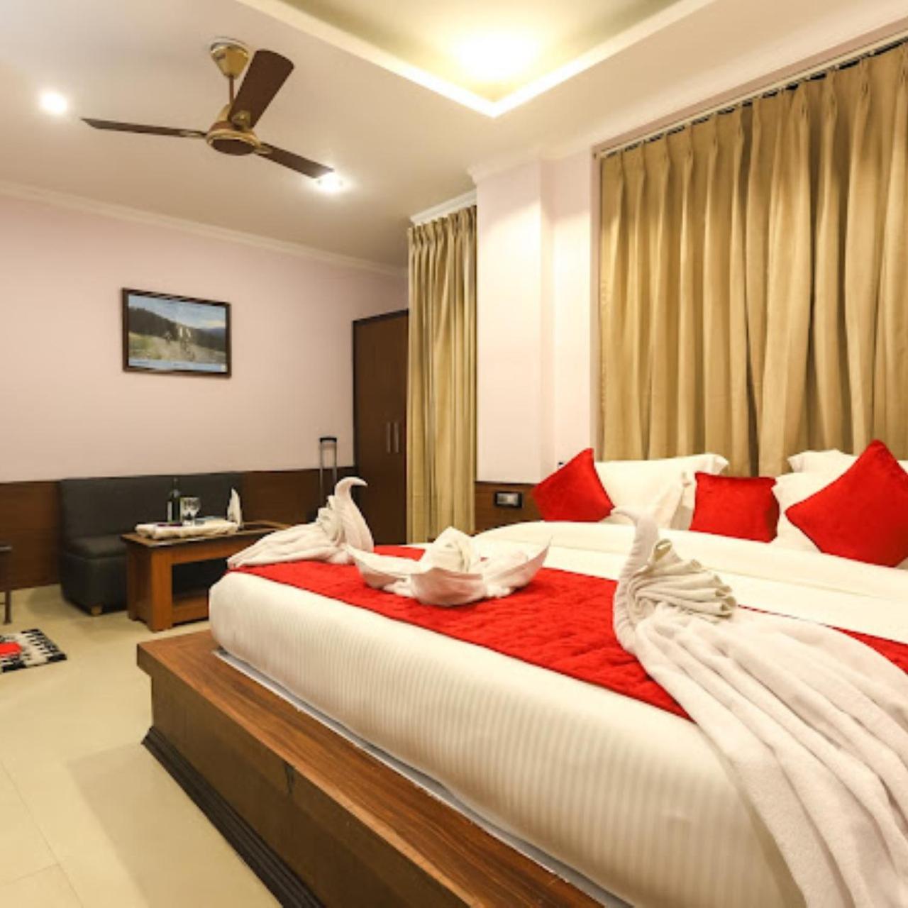 Hotel Holiday Hill, Near Mall Road, Mcleodganj# Parking#Restaurant Дармсала Экстерьер фото