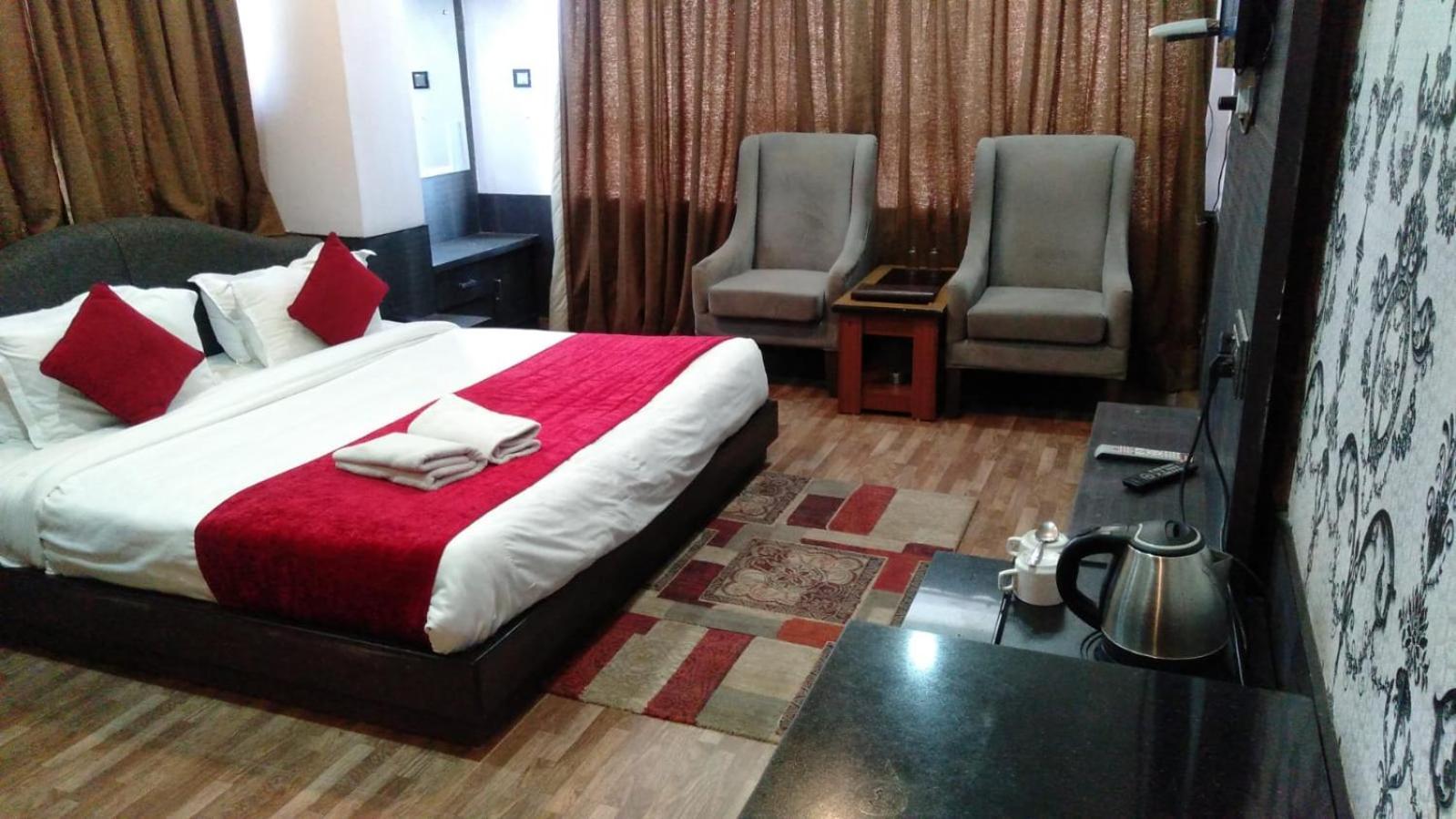 Hotel Holiday Hill, Near Mall Road, Mcleodganj# Parking#Restaurant Дармсала Экстерьер фото