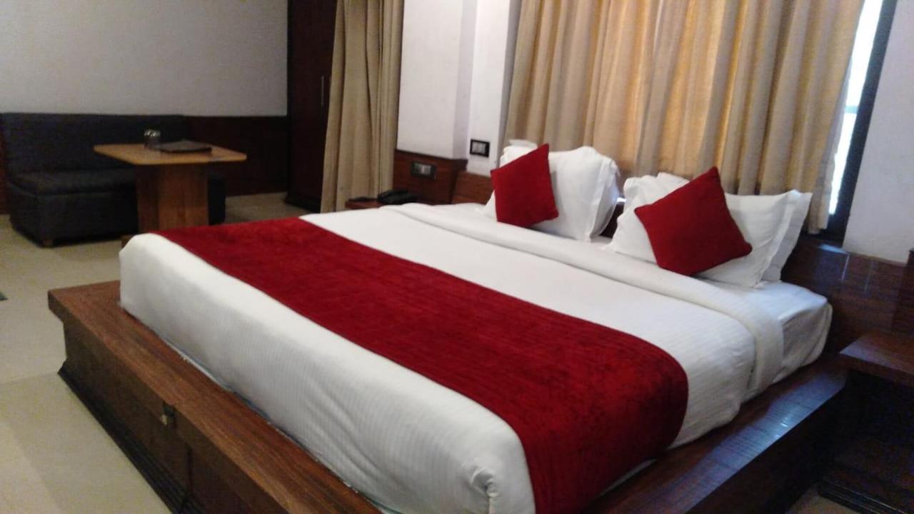 Hotel Holiday Hill, Near Mall Road, Mcleodganj# Parking#Restaurant Дармсала Экстерьер фото