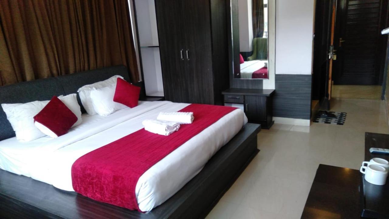 Hotel Holiday Hill, Near Mall Road, Mcleodganj# Parking#Restaurant Дармсала Экстерьер фото