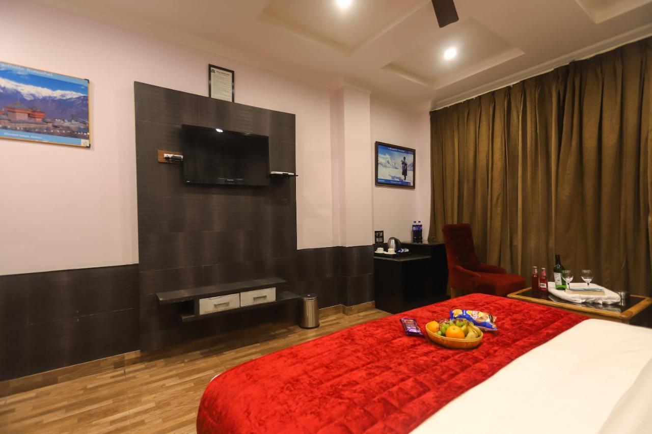 Hotel Holiday Hill, Near Mall Road, Mcleodganj# Parking#Restaurant Дармсала Экстерьер фото