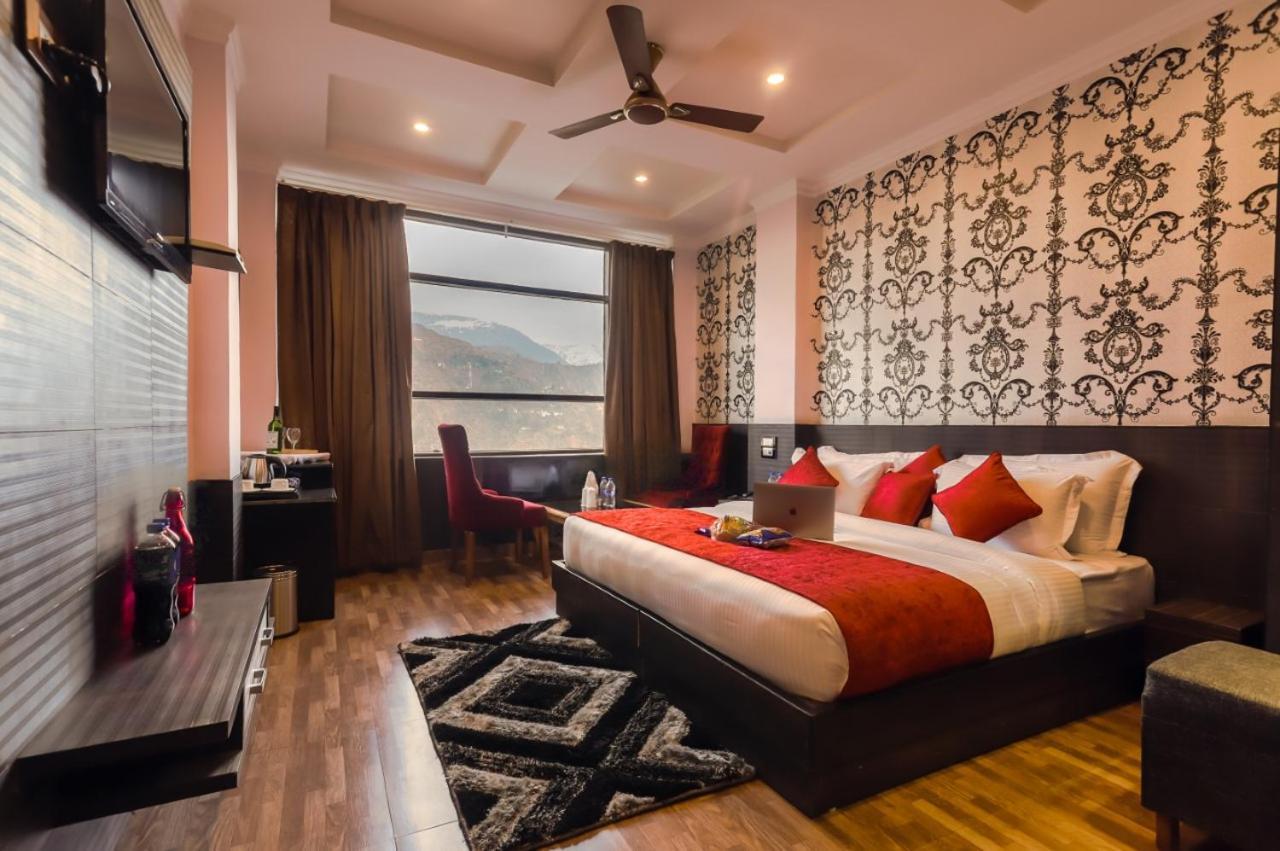 Hotel Holiday Hill, Near Mall Road, Mcleodganj# Parking#Restaurant Дармсала Экстерьер фото